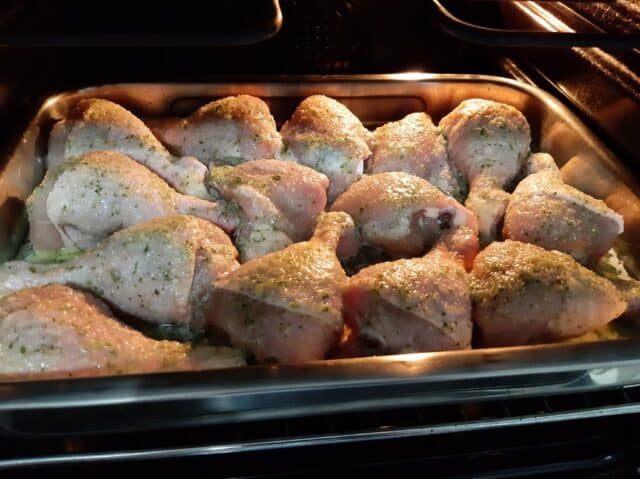 Pollo en cama de papas al horno