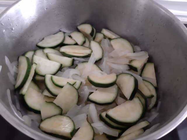 Saltear cebolla y pepino