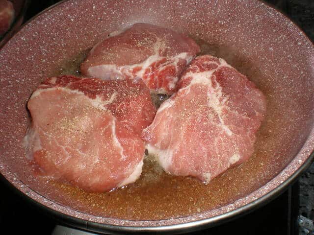 Freír los medallones de lomo de cerdo 