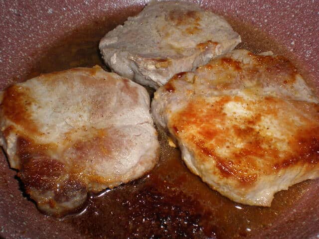 Freír los medallones de lomo de cerdo 