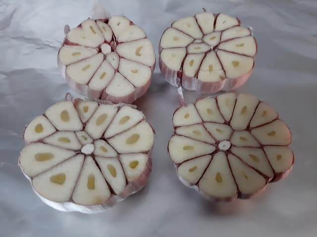 Medias cabezas de ajo morado