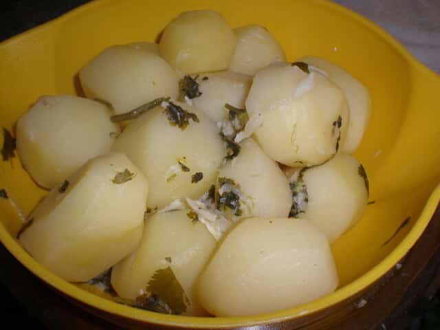 Papas sancochadas con ajo y cilantro