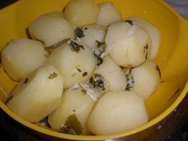 Papas sancochadas con ajo y cilantro