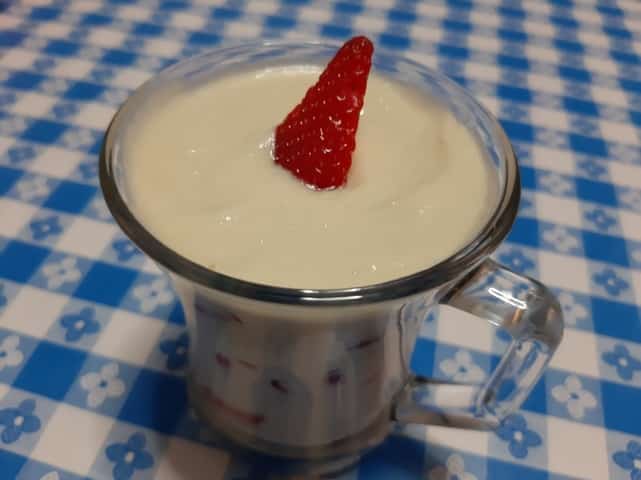 Vasitos de fresones con nata Vasitos de fresones con nata