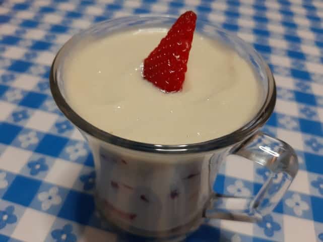 Vasitos de fresones con nata Vasitos de fresones con nata