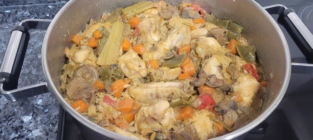 Arroz con pollo y champiñones