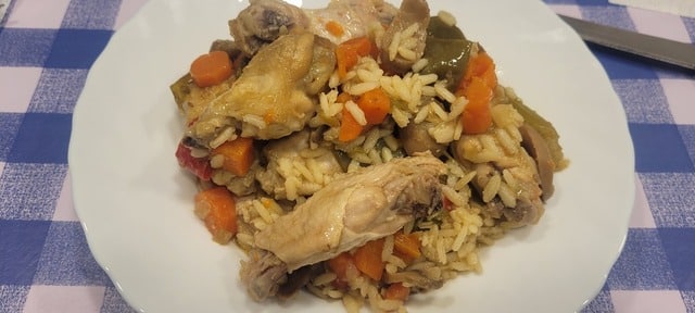 Arroz con pollo y champiñones