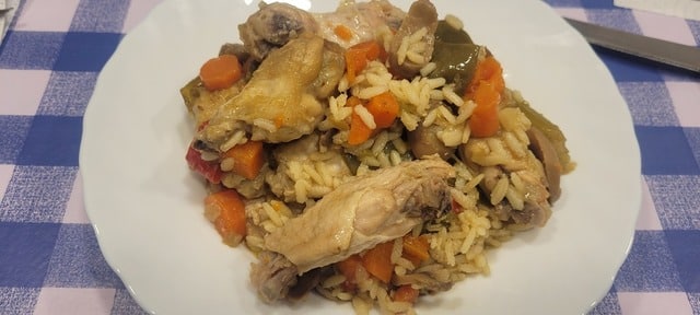 Arroz con pollo y champiñones