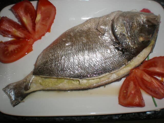 Doradas rellenas de aguacate y ajos encurtidos