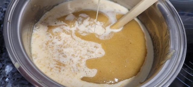 Echar la leche evaporada