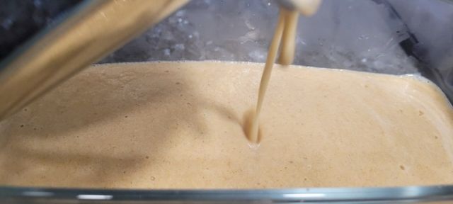 Echar la mezcla en el molde