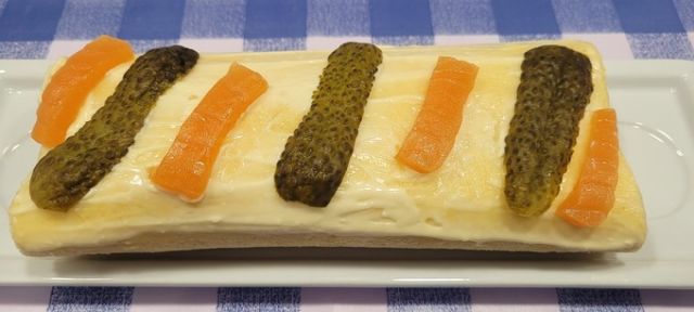 Brazo gitano con salmón y pepinillos 