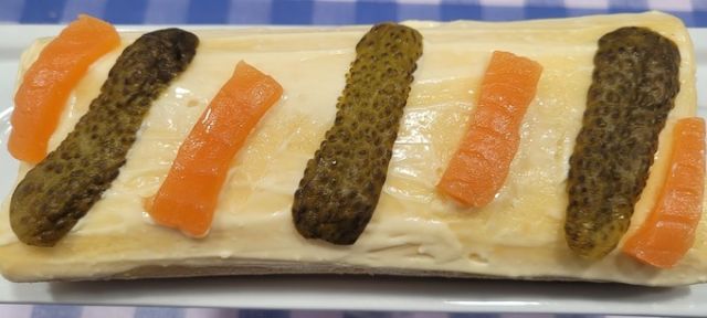 Brazo gitano con salmón y pepinillos 