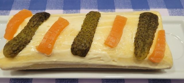 Brazo gitano con salmón y pepinillos 