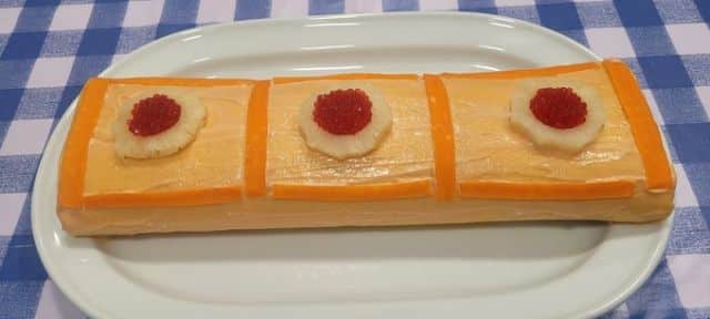 Brazo gitano con surimi y piña Brazo gitano con surimi y piña