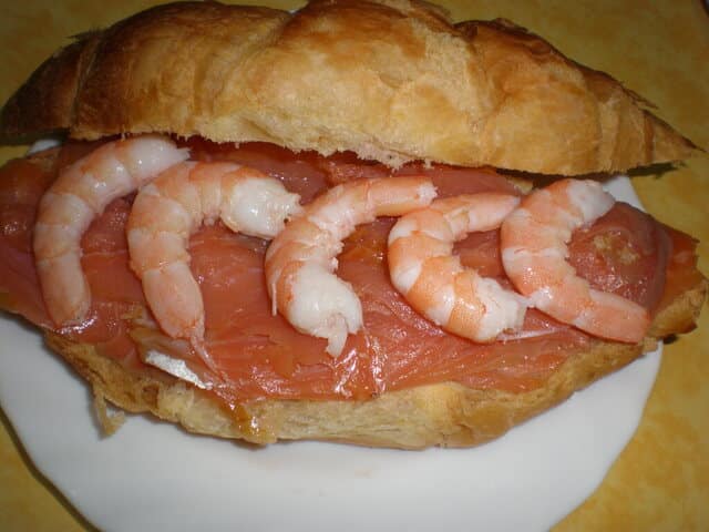 Croissant de salmón y de gambas
