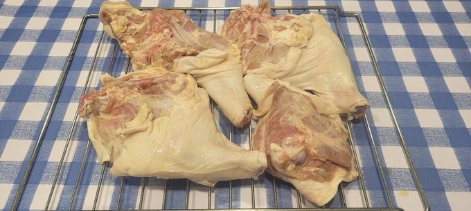 Piernas de lechón en rejilla