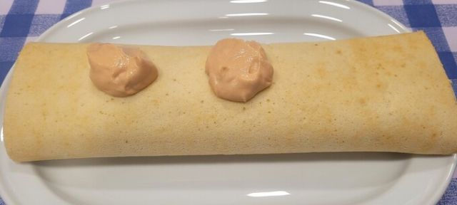 Poner salsa rosa en el bizcocho Poner salsa rosa en el bizcocho