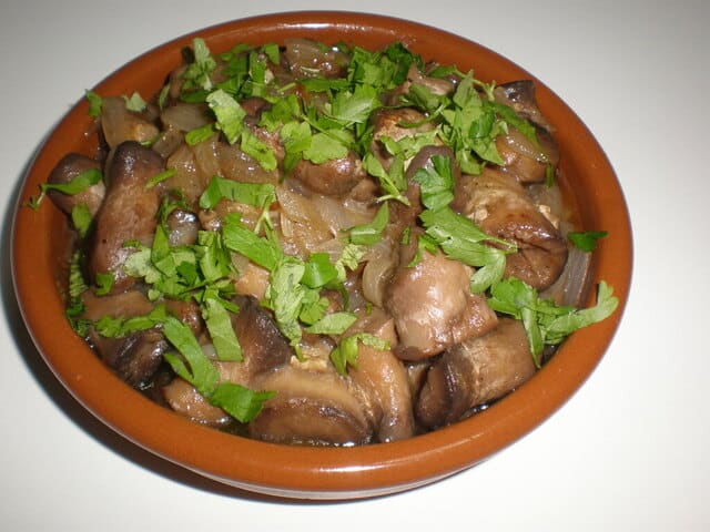 Rabos de hongos encebollados