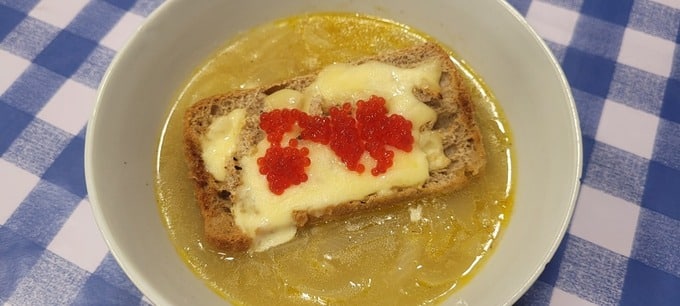 Sopa de cebolla con entremés