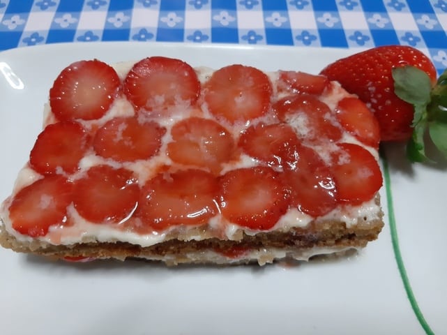 Tarta de manzana y fresas