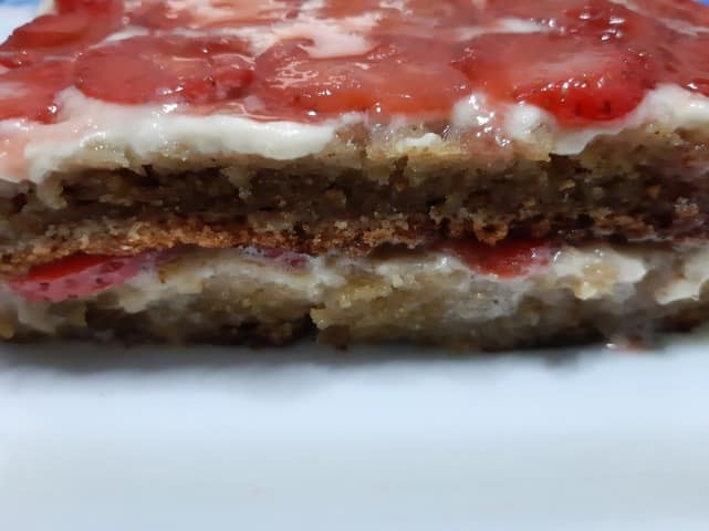 Tarta de manzana y fresas