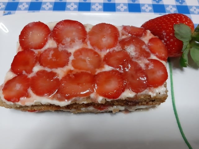 Tarta de manzana y fresas