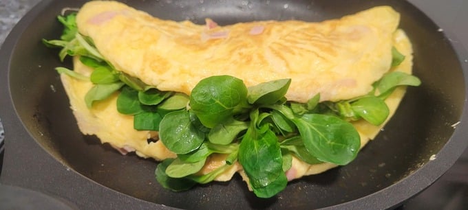 Tortilla de jamón y canónigos