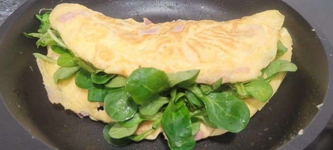 Tortilla de jamón y canónigos
