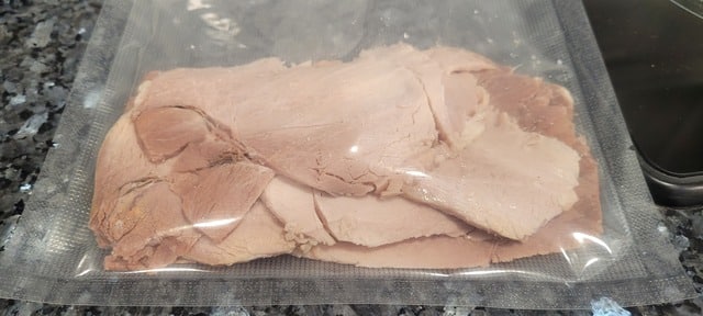 Meter el jamón en la bolsa