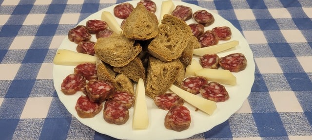 Tapa de fuet y queso