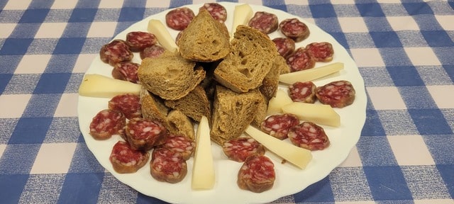 Tapa de fuet y queso