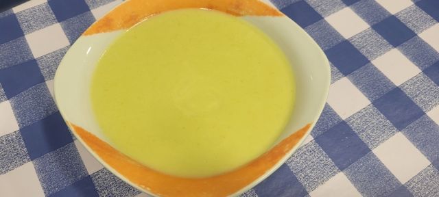 Crema de calabacín con queso de oveja Crema de calabacín con queso de oveja